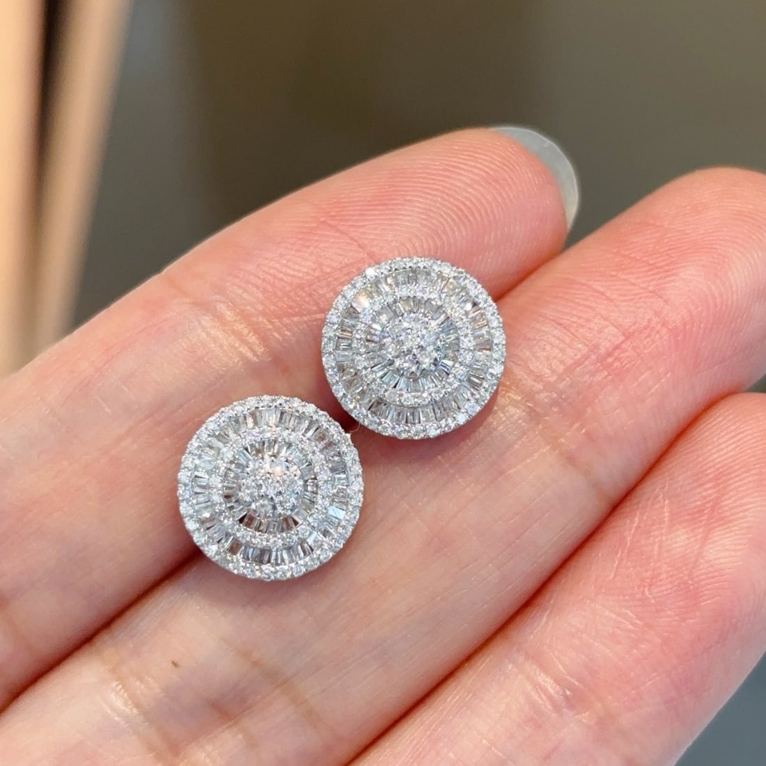 14k Gold 1 Ct Natural H Diamond Earrings: Ref:231104227 // gold content:14k gold // main gemstone:diamond // shape:multiple // carat weight:1ct // clarity grade:vs-si // color:h // treatment:natural // Condition: NewLow Estimate: