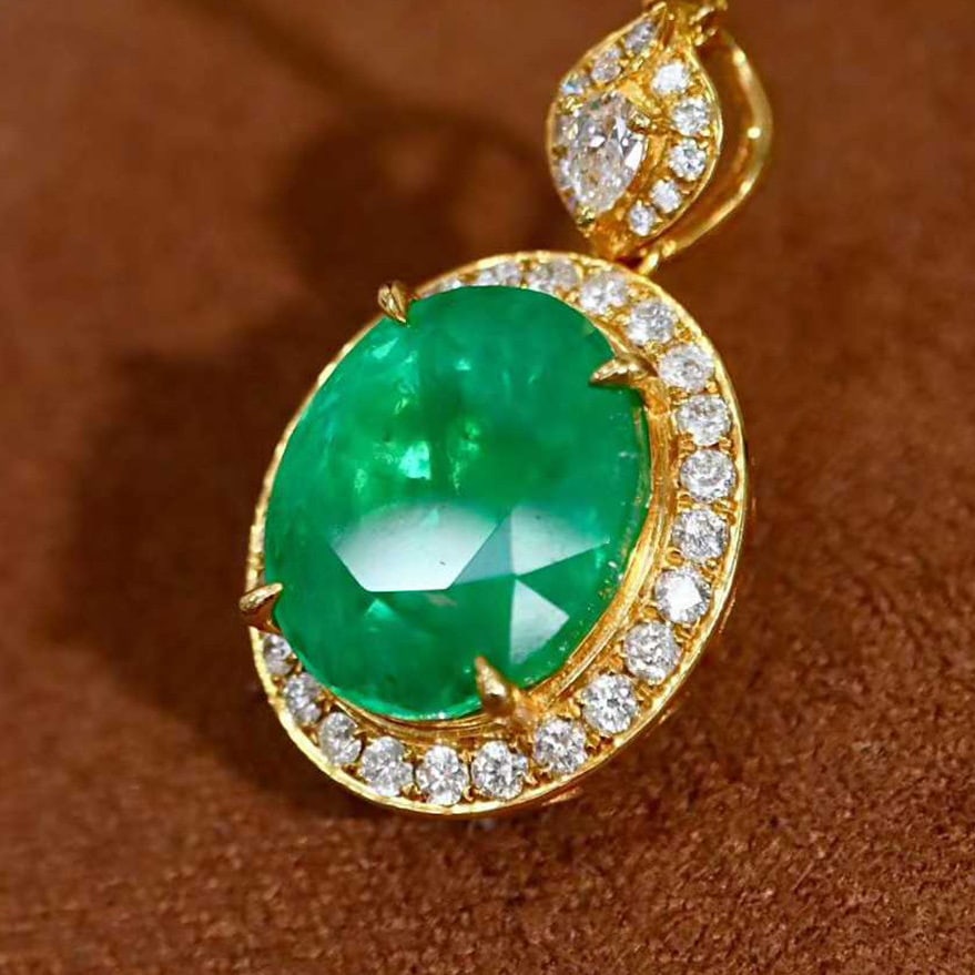 14k Gold 6.37 Ctw Natural Emerald & Diamond Pendant( Without Chain ): Ref:231104289 // gold content:14k gold // main gemstone:emerald // shape:oval // carat weight:5. 90ct // color:green // treatment:natural // // adjacent gemstone 2 : diamond // shape:multiple // carat