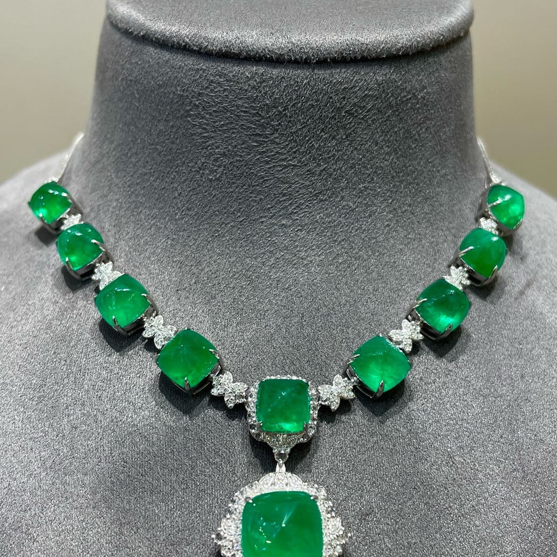 14k Gold 27.5 Ctw Vivid Green Natural Emerald & Diamond Necklace: Ref:231104327 // gold content:14k gold // main gemstone:emerald // shape:sugar-loaf // carat weight:27ct // color:vivid green // treatment:natural // // adjacent gemstone 2 : diamond // shape:round