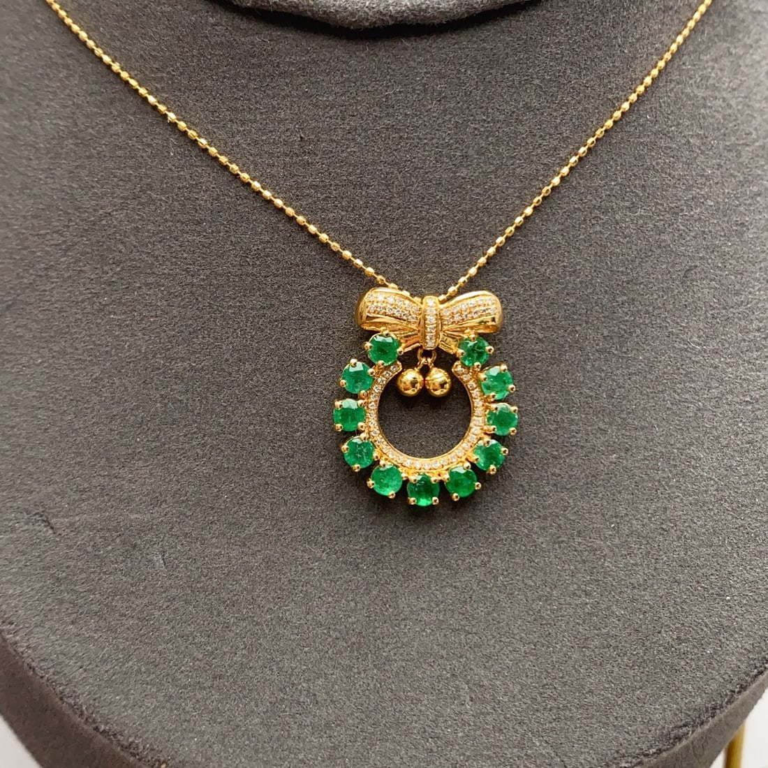 14k Gold 1.60 Ct Vivid Green Natural Emerald & Diamond Necklace: Ref:231104343 // gold content:14k gold // main gemstone:emerald // shape:round // carat weight:1. 60ct // color:vivid green // treatment:natural // cut grade:g // // adjacent gemstone 2 : diamond