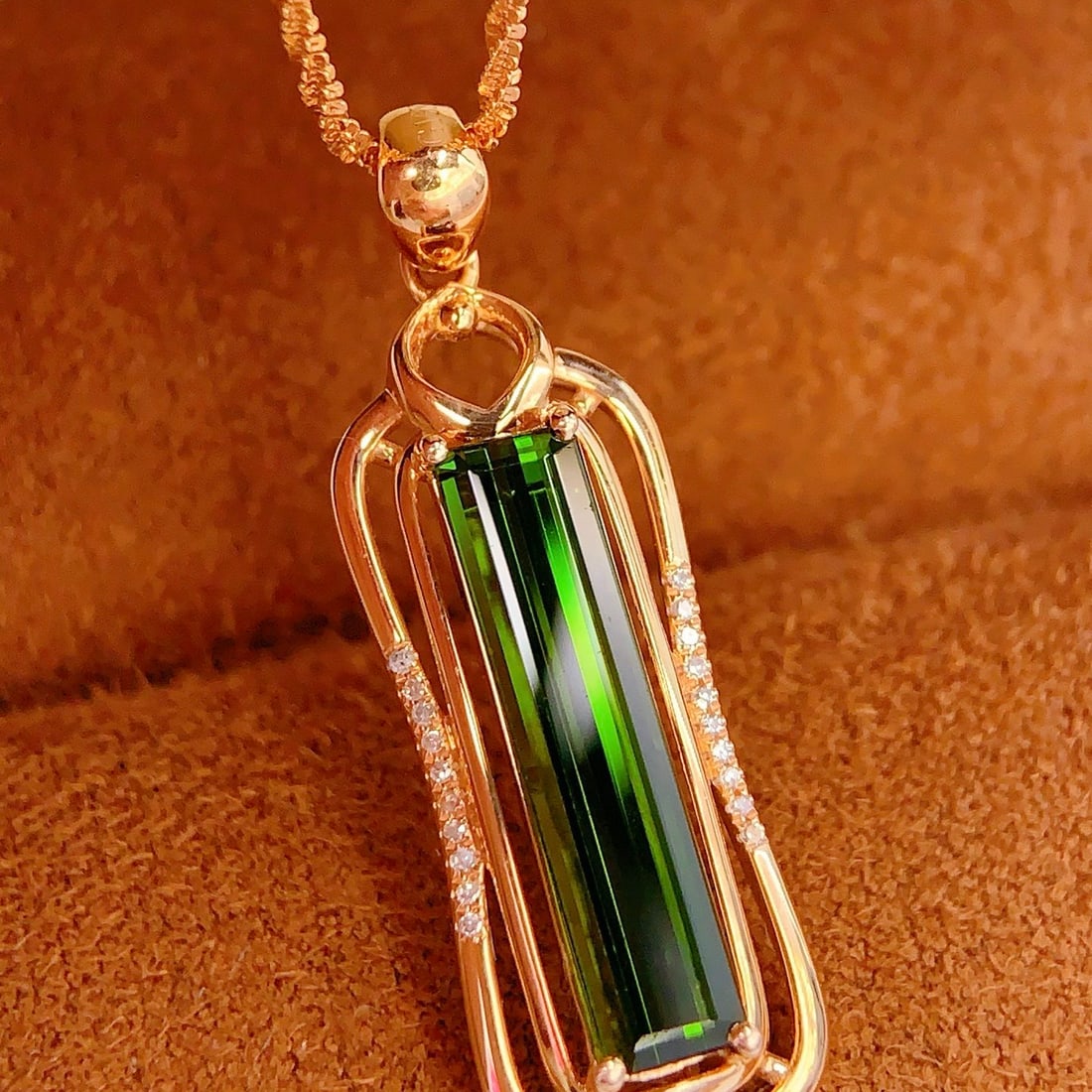 14k Gold 3 Ct Natural Tourmaline & Diamond Pendant( Without Chain ): Ref:231104362 // gold content:14k gold // main gemstone:tourmaline // shape:octagonal // carat weight:3ct // color:green // treatment:natural // // adjacent gemstone 2 : diamond // number of