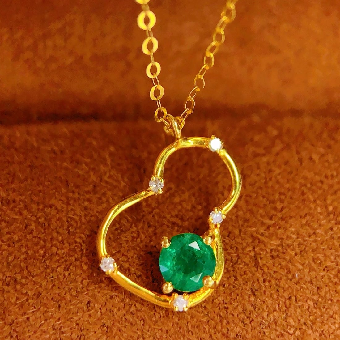 14k Gold 0.5 Ct Vivid Green Natural Emerald & Diamond Necklace: Ref:231104364 // gold content:14k gold // main gemstone:emerald // shape:round // carat weight:0. 5ct // color:vivid green // treatment:natural // cut grade:g // // adjacent gemstone 2 : diamond //