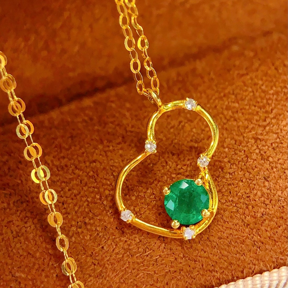 14k Gold 0.5 Ct Vivid Green Natural Emerald & Diamond Necklace - 6