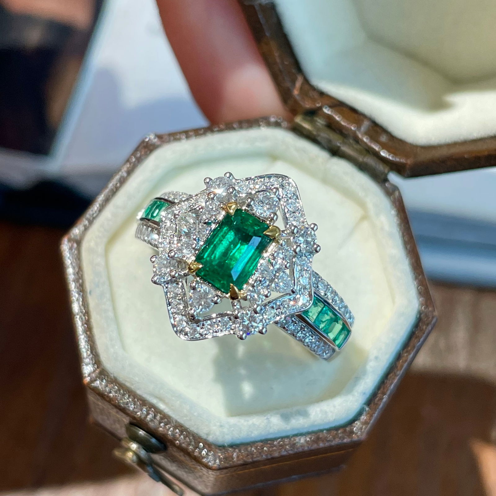 14k Gold 0.78 Ct Vivid Green Natural Emerald & Diamond Ring - 3