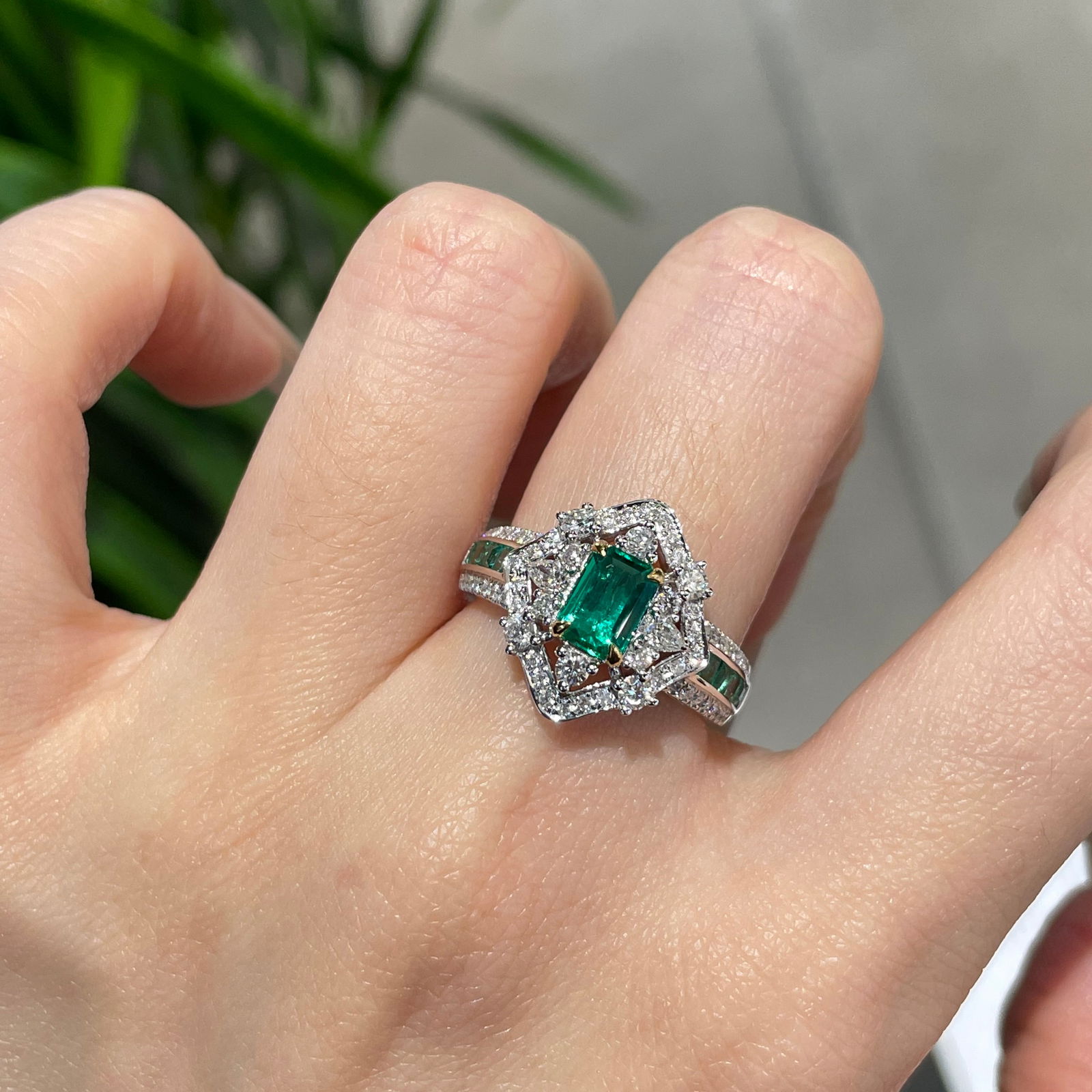 14k Gold 0.78 Ct Vivid Green Natural Emerald & Diamond Ring - 6