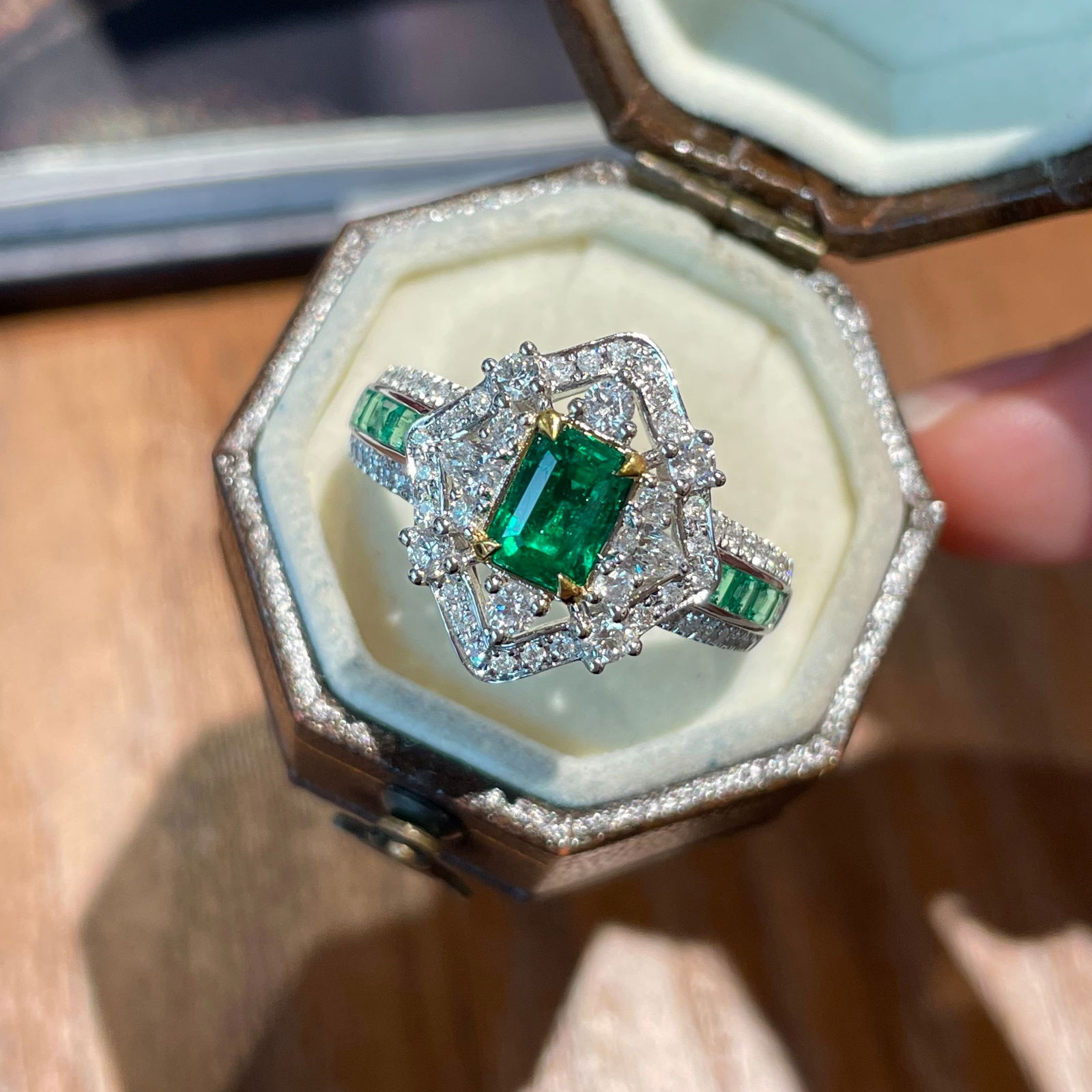 14k Gold 0.78 Ct Vivid Green Natural Emerald & Diamond Ring - 7