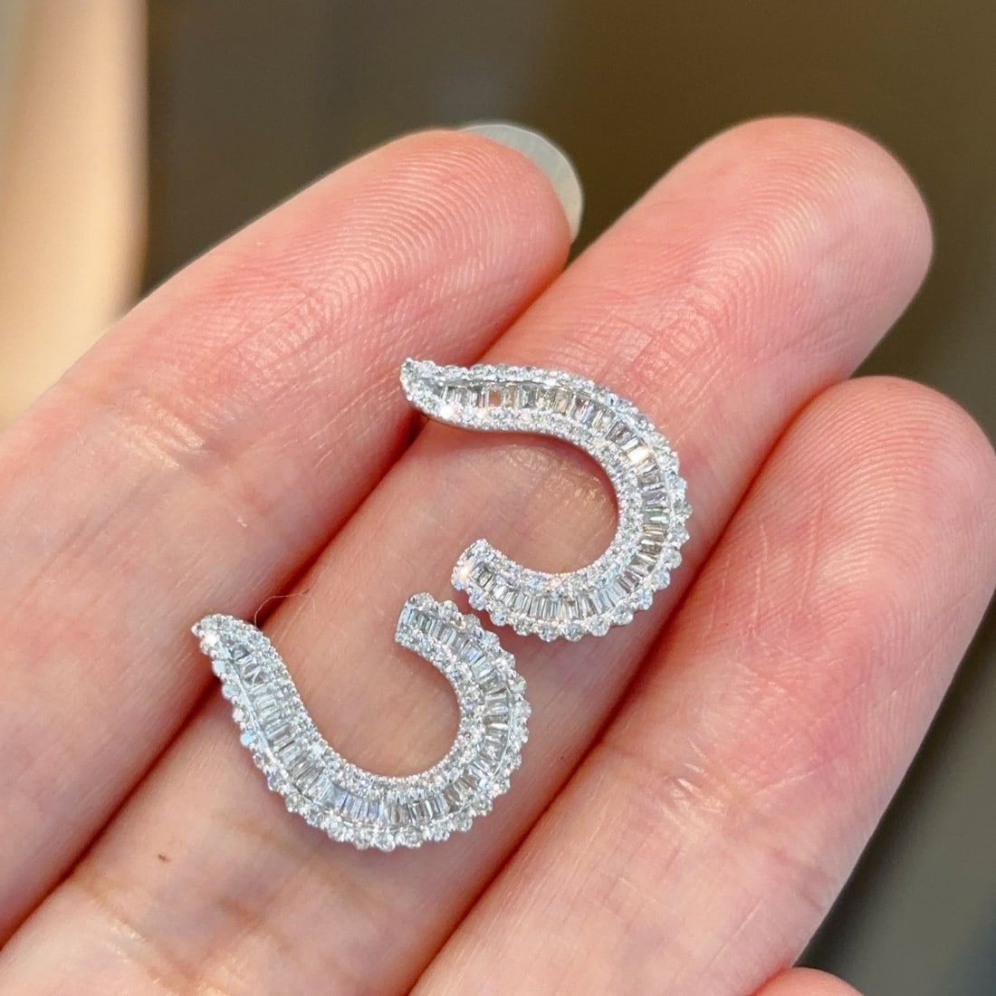 14k Gold 0.62 Ct Natural H Diamond Earrings: Ref:231104389 // gold content:14k gold // main gemstone:diamond // shape:multiple // carat weight:0. 62ct // clarity grade:vs-si // color:h // treatment:natural // Low Estimate: 2600High Estimate: