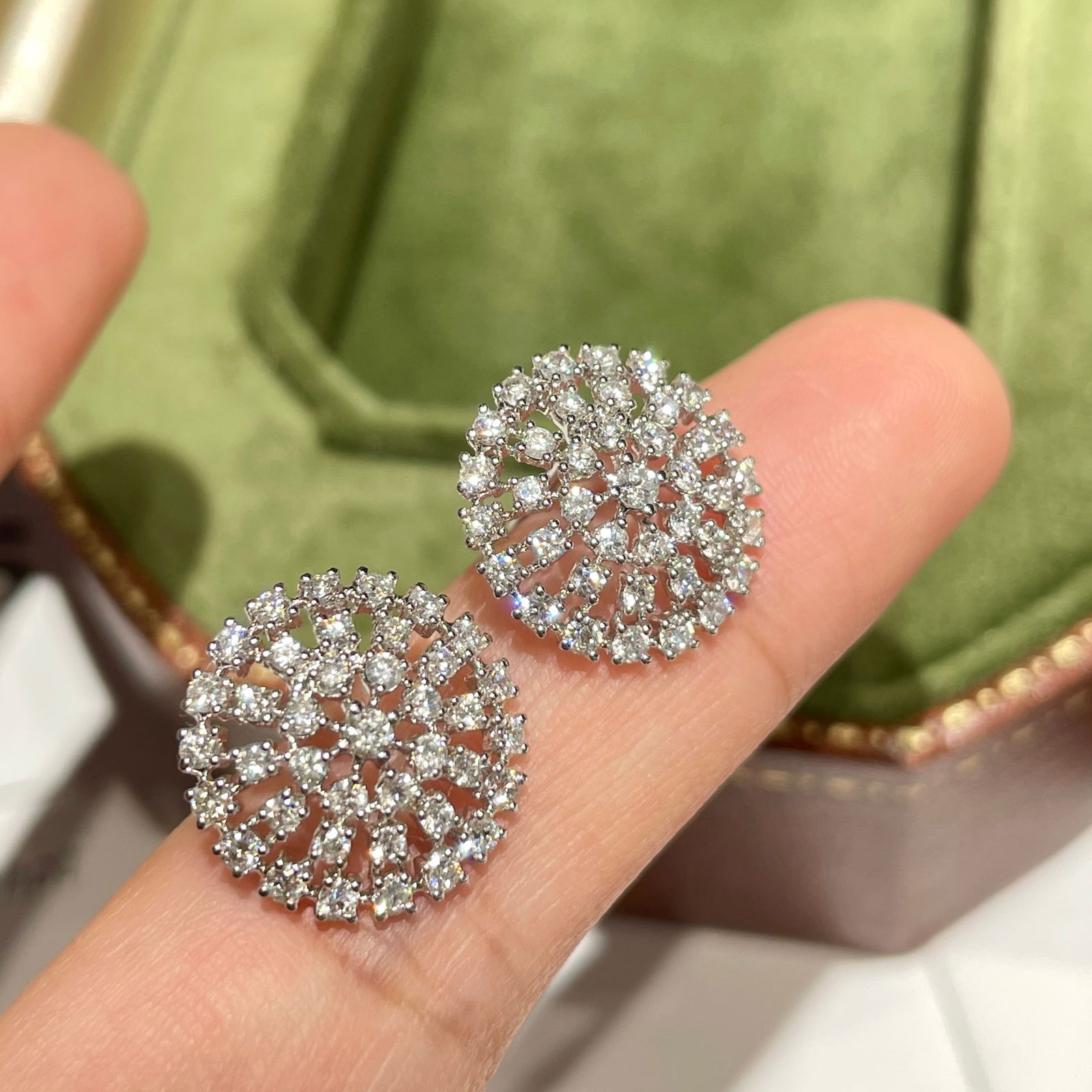 14k Gold 1.2 Ct Natural H Diamond Earrings: Ref:231104403 // gold content:14k gold // main gemstone:diamond // shape:round // carat weight:1. 2ct // clarity grade:vs-si // color:h // treatment:natural // cut grade:g // Condition: NewLow