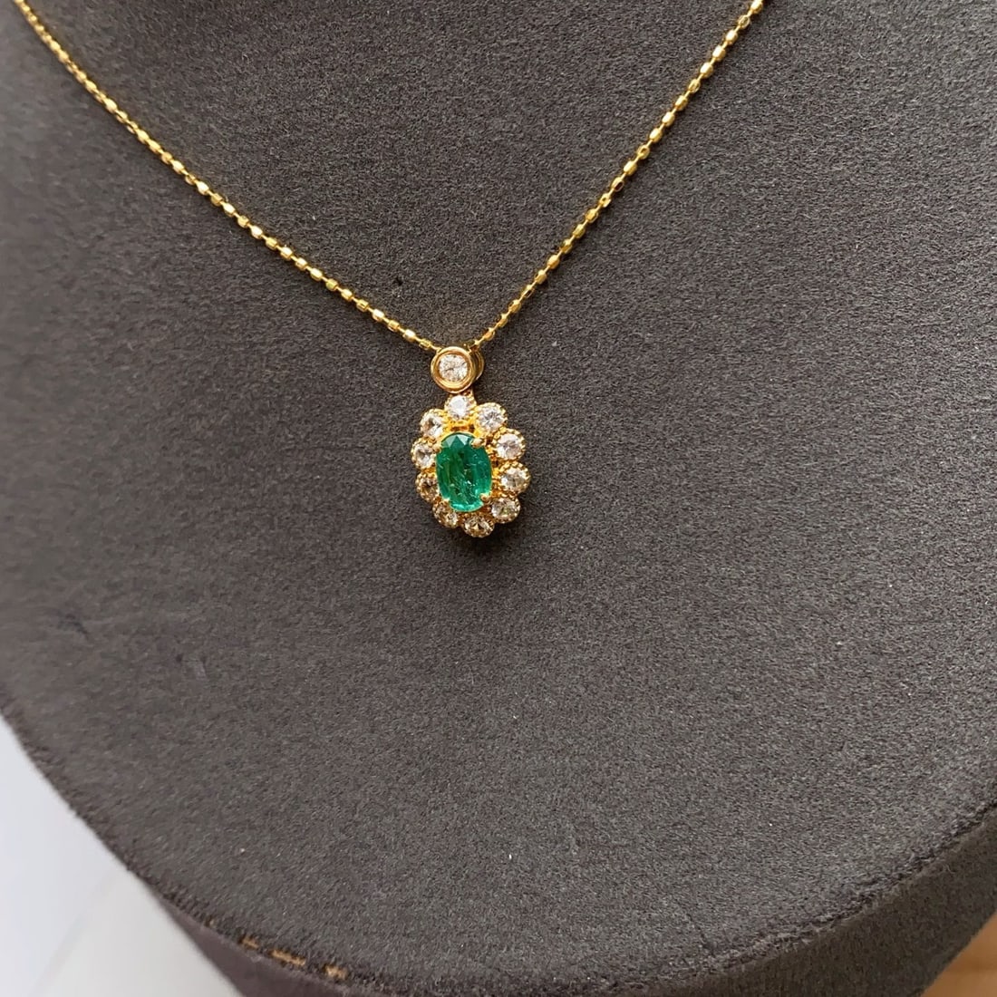 14k Gold 0.50 Ct Vivid Green Natural Emerald & Sapphire Necklace - 2