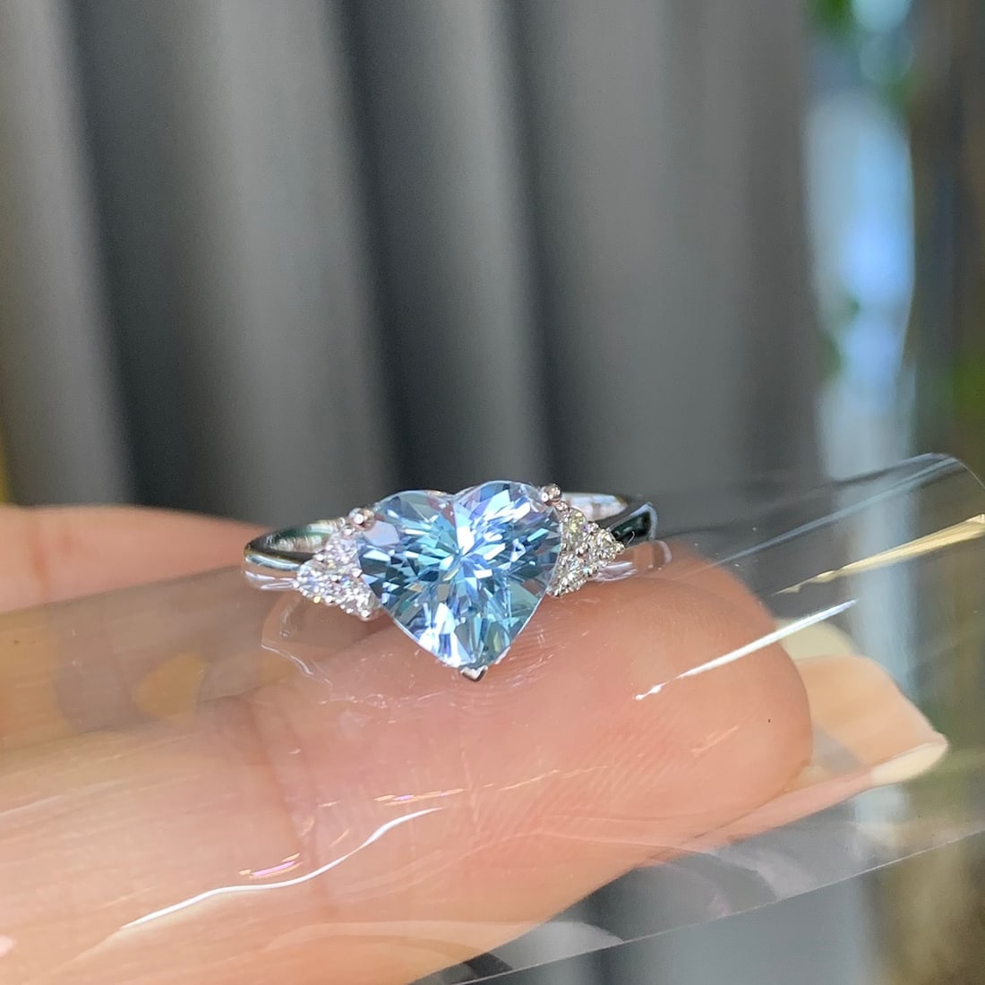 14k Gold 1.70 Ctw Natural Aquamarine & Diamond Ring: Ref:231104442 // gold content:14k gold // ring size:7. 25us // // main gemstone:aquamarine // shape:heart // carat weight:1. 58ct // color:santa maria color // treatment:natural // // adjacent gemston