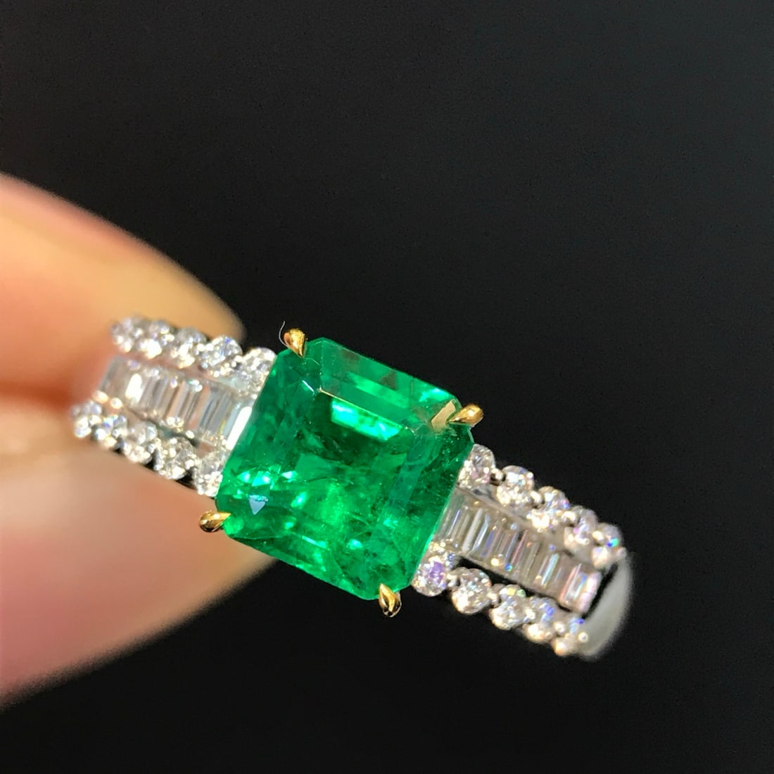 14k Gold 1.31 Ctw Vivid Green Natural Emerald & Diamond Ring - 3
