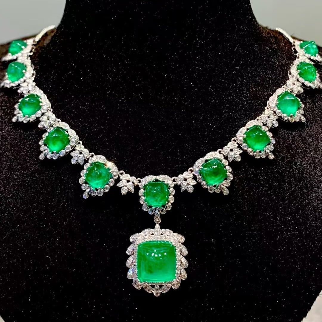 14k Gold 13.02 Ct Vivid Green Natural Emerald & Diamond Necklace: Ref:231105001 // gold content:14k gold // main gemstone:emerald // shape:sugar-loaf // carat weight:13. 02ct // color:vivid green // treatment:natural // // adjacent gemstone 2 : diamond // shape:roun