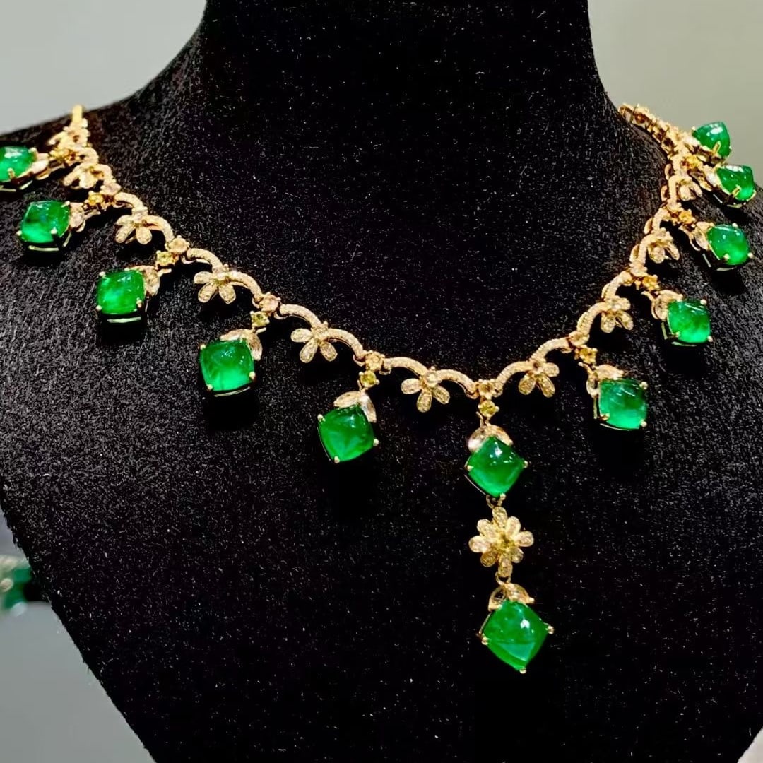 14k Gold 10.02 Ct Vivid Green Natural Emerald & Diamond Necklace - 4