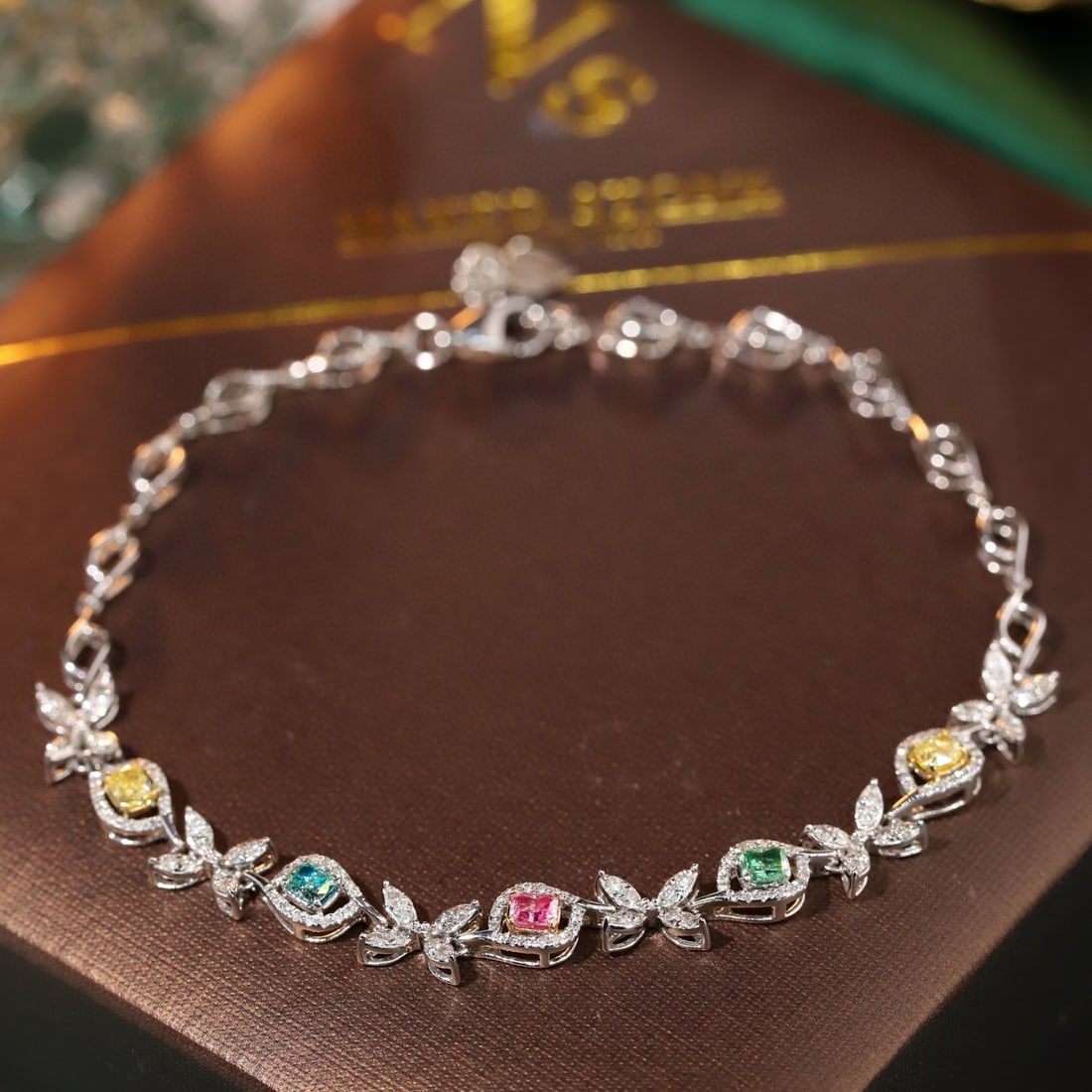 14k Gold 1.1 Ctw Natural Color Diamond & Diamond Bracelet: Ref:231105083 // gold content:14k gold // main gemstone:color diamond // shape:cushion // carat weight:0. 6ct // color:color // treatment:natural // // adjacent gemstone 2 : diamond // shape:round //
