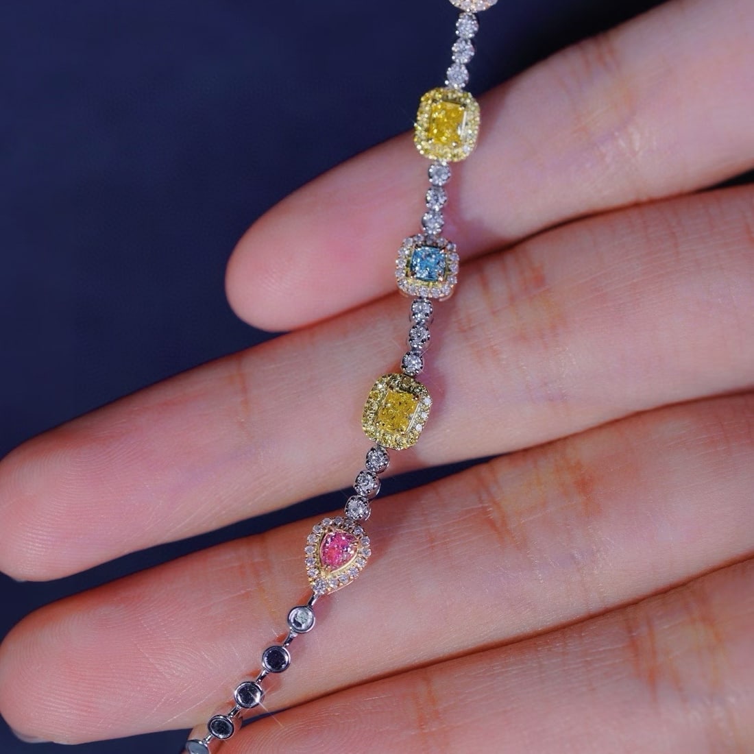 14k Gold 0.97 Ctw Natural Color Diamond & Diamond Bracelet - 3