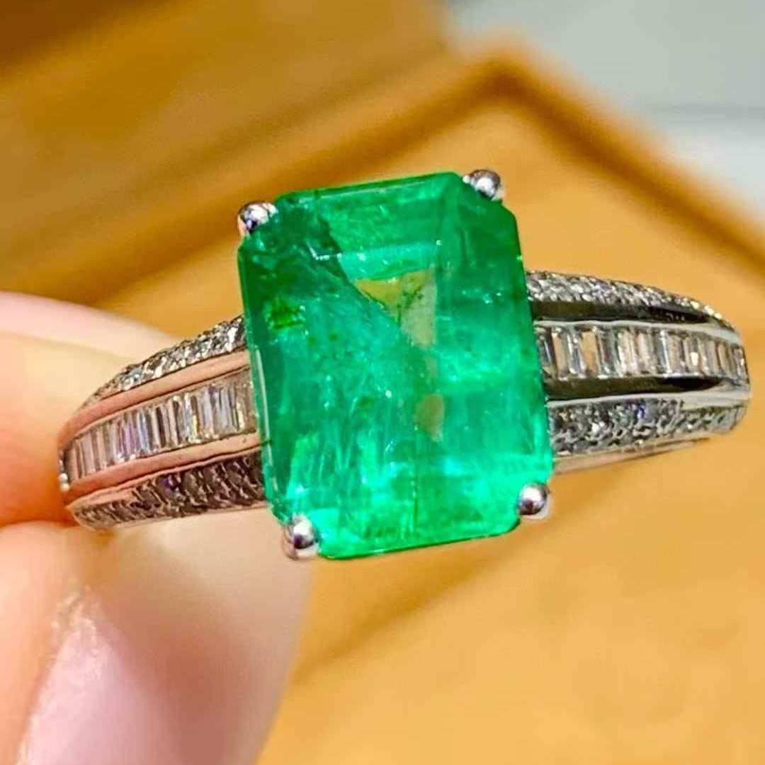 14k Gold 2.45 Ct Natural Emerald & Diamond Ring: Ref:231105193 // gold content:14k gold // ring size:7. 25us // // main gemstone:emerald // shape:octagonal // carat weight:2. 45ct // color:green // treatment:natural // // adjacent gemstone 2 :