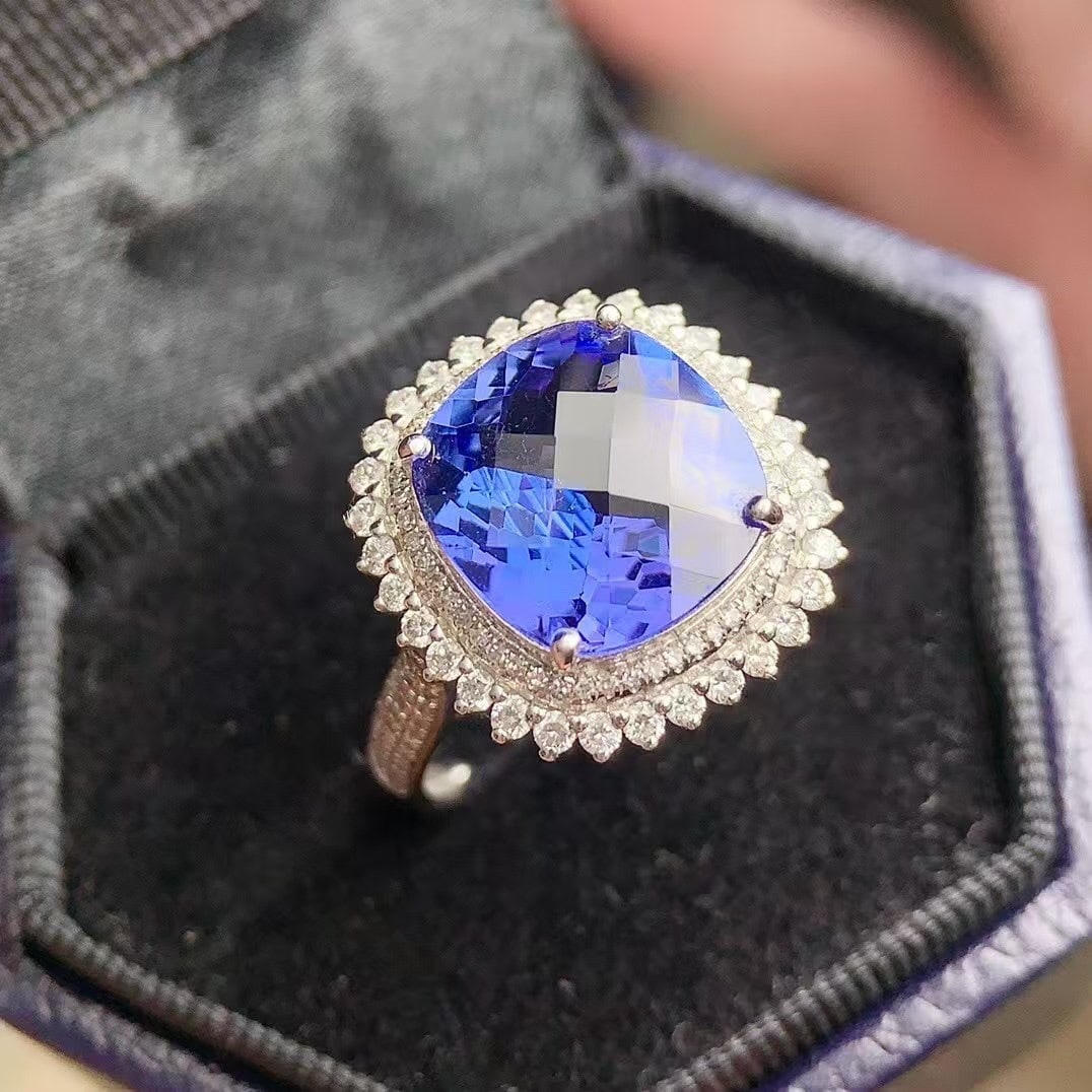 14k Gold 4.5 Ct Natural Tanzanite & Diamond Ring - 2