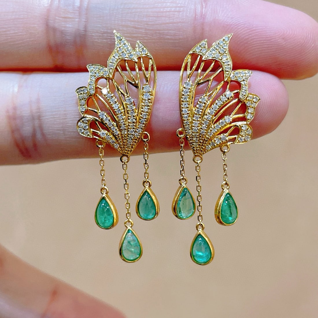 14k Gold 1.50 Ctw Natural Emerald & Diamond Earrings: Ref:231105240 // gold content:14k gold // main gemstone:emerald // shape:pear // carat weight:1. 09ct // color:green // treatment:natural // // adjacent gemstone 2 : diamond // shape:round // carat