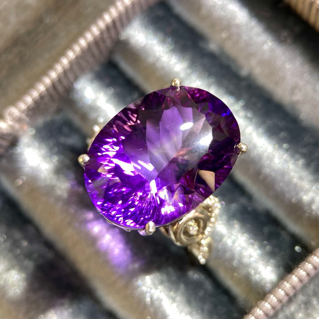 14k Gold 13.39 Ct Natural Amethyst & Moissanite Ring - 4