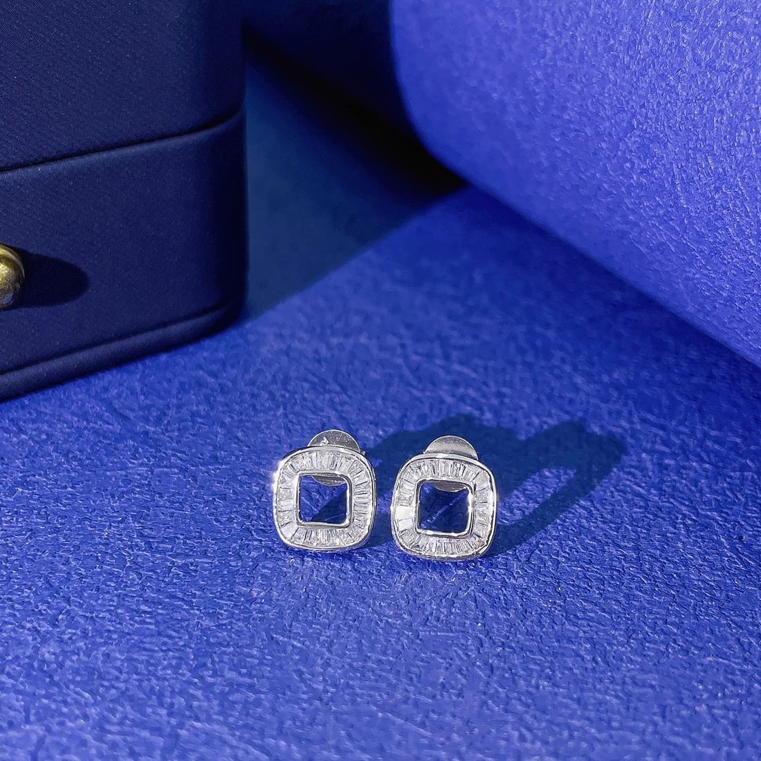 14k Gold 0.26 Ct Natural H Diamond Earrings: Ref:231106068 // gold content:14k gold // main gemstone:diamond // shape:baguette // carat weight:0. 26ct // clarity grade:vs-si // color:h // treatment:natural // Condition: NewHigh Estimate: