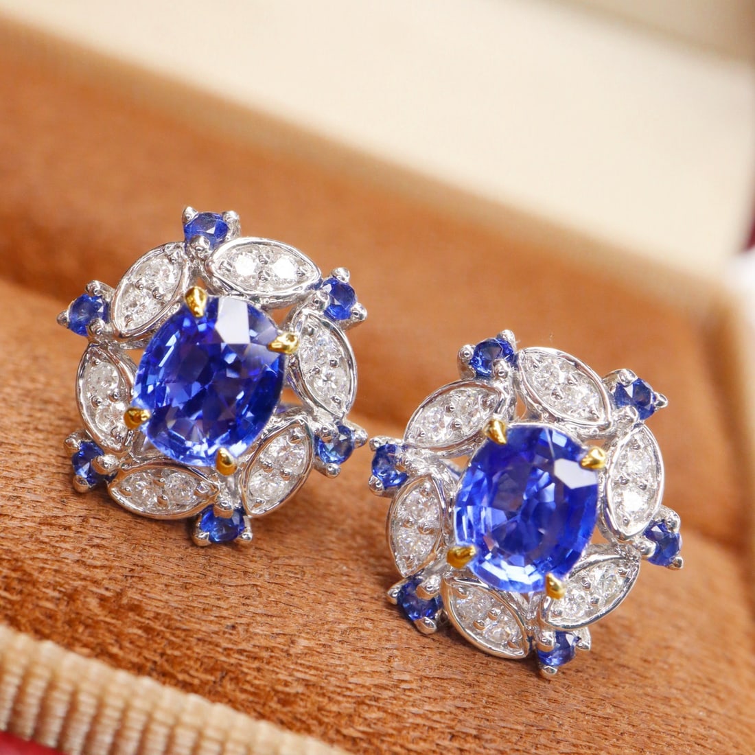 14k Gold 1.67 Ctw Natural Sapphire & Diamond Earrings: Ref:231106094 // gold content:14k gold // main gemstone:sapphire // shape:oval // carat weight:1. 57ct // color:cornflower blue // treatment:natural // // adjacent gemstone 2 : diamond //