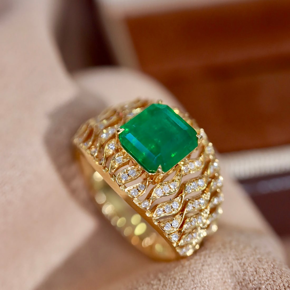 14k Gold 2.15 Ctw Vivid Green Natural Emerald & Diamond Ring - 2