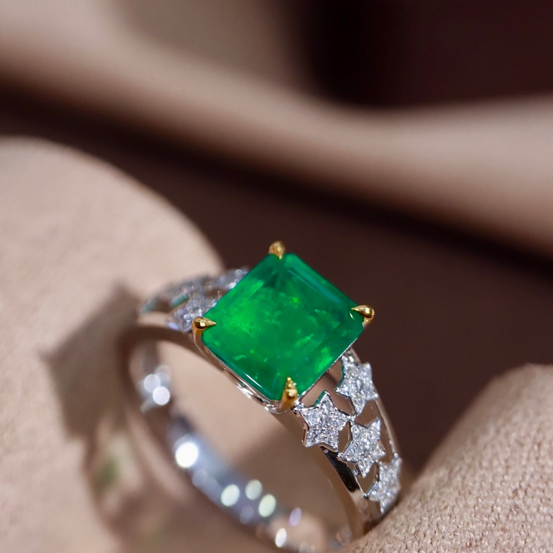 14k Gold 1.70 Ctw Vivid Green Natural Emerald & Diamond Ring - 2
