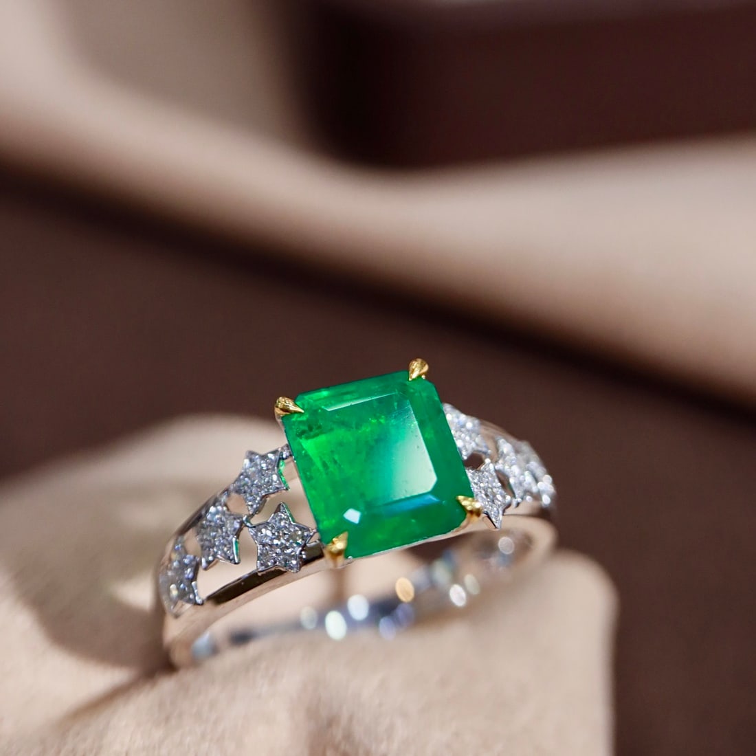 14k Gold 1.70 Ctw Vivid Green Natural Emerald & Diamond Ring - 4