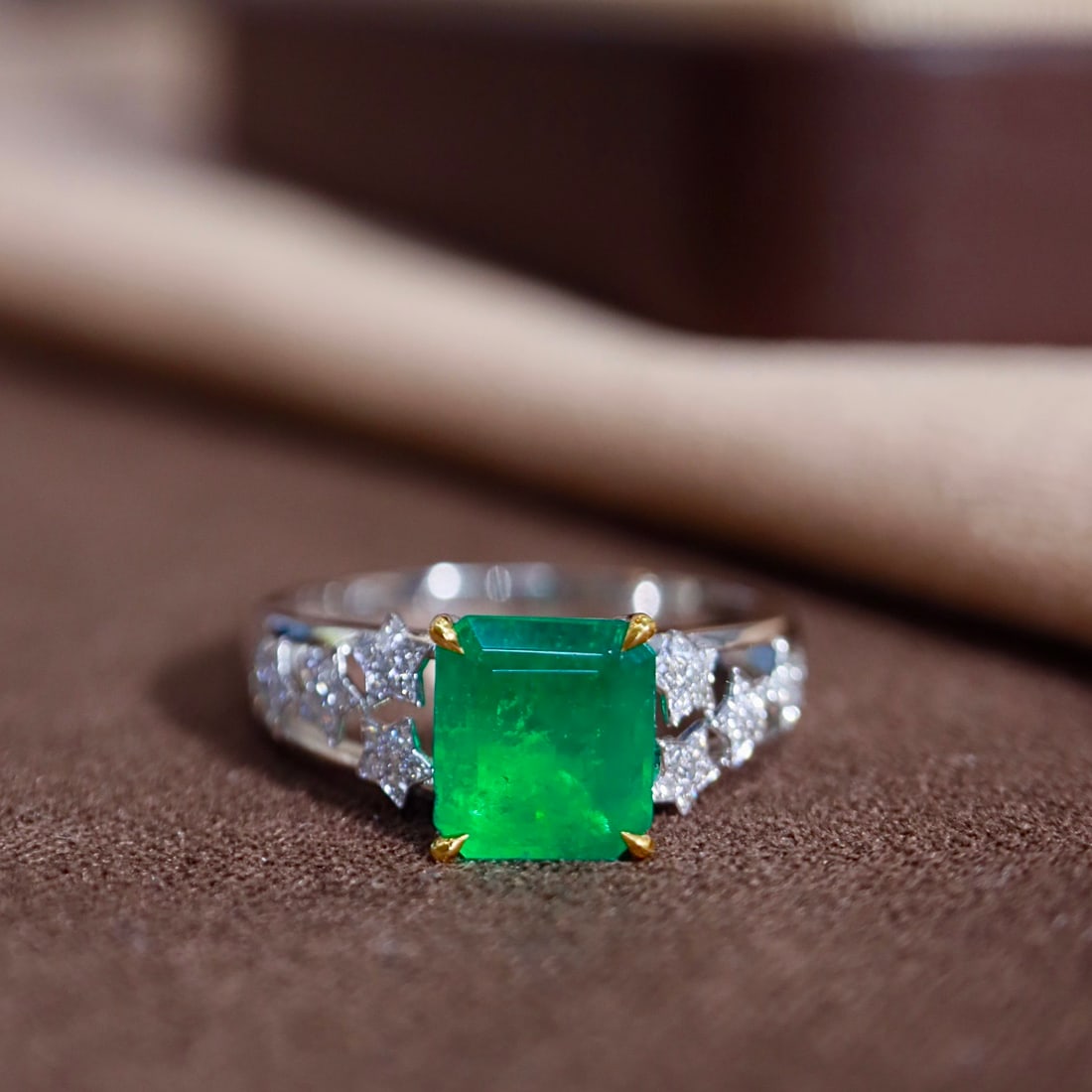 14k Gold 1.70 Ctw Vivid Green Natural Emerald & Diamond Ring - 5