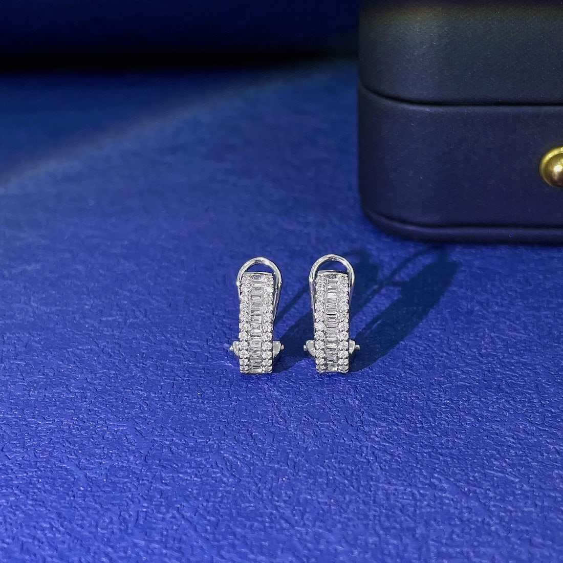 14k Gold 0.38 Ctw Natural H Diamond Earrings: Ref:231106102 // gold content:14k gold // main gemstone:diamond // shape:baguette // carat weight:0. 16ct // clarity grade:vs-si // color:h // treatment:natural // // adjacent gemstone 2 : diamond //