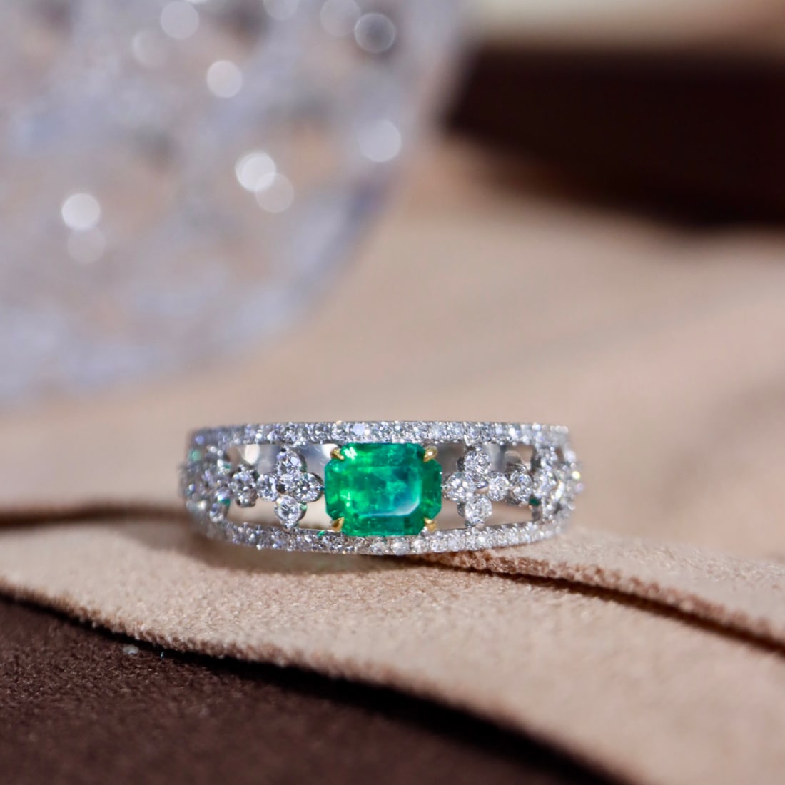 14k Gold 0.90 Ctw Vivid Green Natural Emerald & Diamond Ring - 7