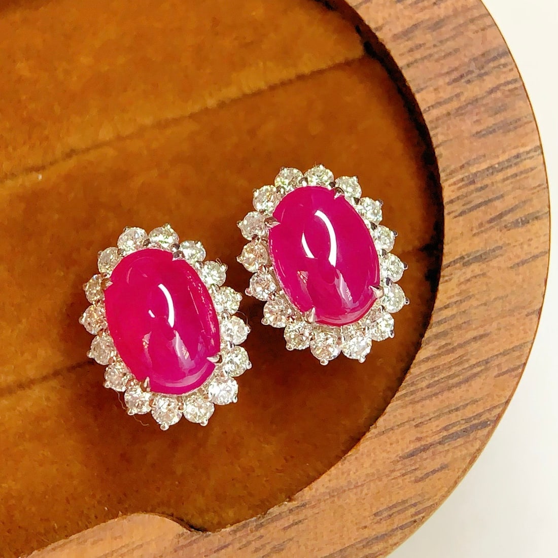 14k Gold 3.65 Ct Natural Ruby & Diamond Earrings: Ref:231106111 // gold content:14k gold // main gemstone:ruby // shape:oval // carat weight:3. 65ct // color:red // treatment:natural // // adjacent gemstone 2 : diamond // number of stones:32 //