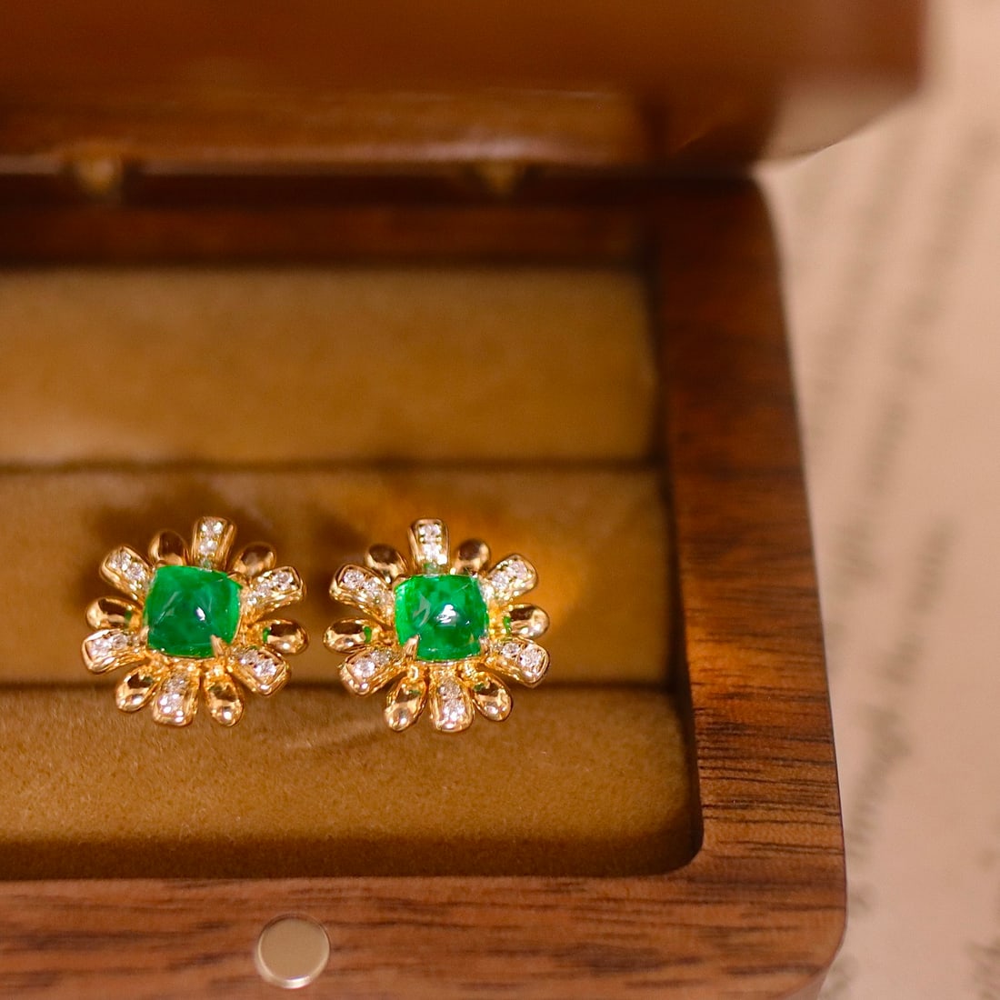 14k Gold 1.81 Ctw Vivid Green Natural Emerald & Diamond Earrings: Ref:231106114 // gold content:14k gold // main gemstone:emerald // shape:sugar-loaf // carat weight:1. 62ct // color:vivid green // treatment:natural // // adjacent gemstone 2 : diamond //