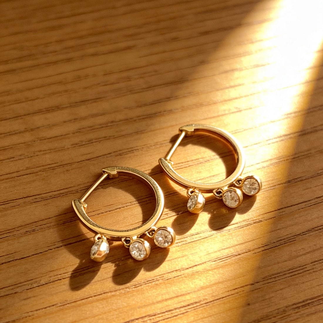 14k Gold 0.25 Ct Natural H Diamond Earrings: Ref:231106120 // gold content:14k gold // main gemstone:diamond // shape:round // carat weight:0. 25ct // clarity grade:vs-si // color:h // treatment:natural // cut grade:g // Low Estimate: