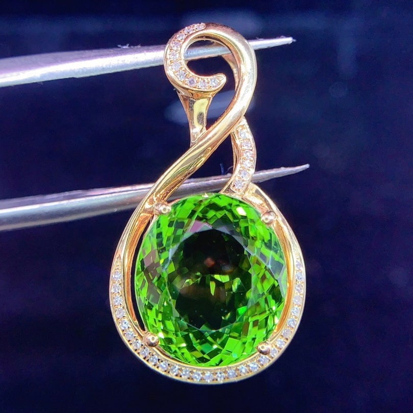 14k Gold 7.0 Ct Natural Tourmaline & Diamond Pendant( Without Chain ): Ref:231106143 // gold content:14k gold // main gemstone:tourmaline // shape:oval // carat weight:7. 0ct // color:green // treatment:natural // // adjacent gemstone 2 : diamond // shape:round //