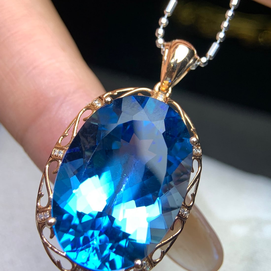 14k Gold 30 Ct Natural Topaz & Diamond Pendant( Without Chain ): Ref:231106144 // gold content:14k gold // main gemstone:topaz // shape:oval // carat weight:30ct // color:blue // treatment:natural // // adjacent gemstone 2 : diamond // number of stones:14 //