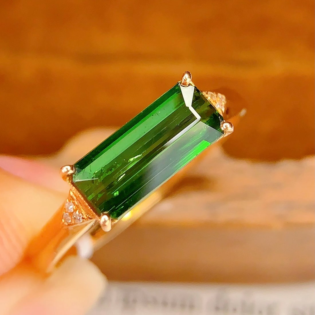 14k Gold 1.45 Ct Natural Tourmaline & Diamond Ring: Ref:231106149 // gold content:14k gold // ring size:7. 25us // // main gemstone:tourmaline // shape:octagonal // carat weight:1. 45ct // color:green // treatment:natural // // adjacent gemstone 2