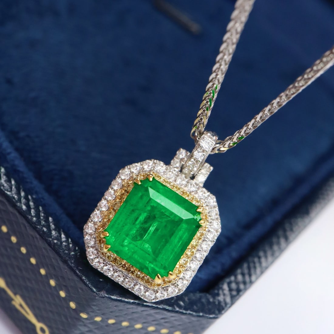 14k Gold 2.06 Ctw Vivid Green Natural Emerald & Diamond Pendant( Without Chain ): Ref:231106163 // gold content:14k gold // main gemstone:emerald // shape:octagonal // carat weight:1. 79ct // color:vivid green // treatment:natural // // adjacent gemstone 2 : diamond //