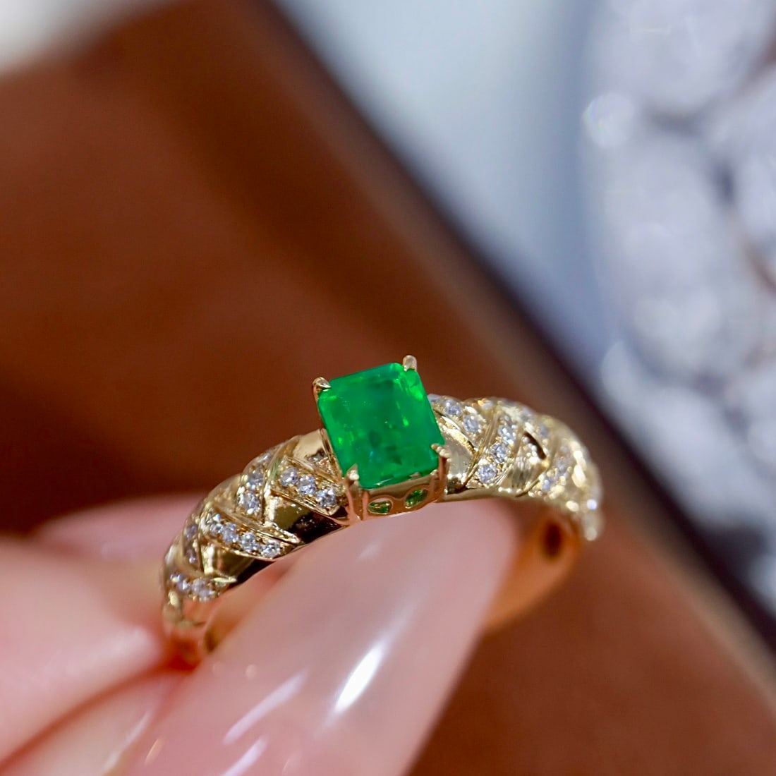 14k Gold 0.61 Ctw Vivid Green Natural Emerald & Diamond Ring - 8