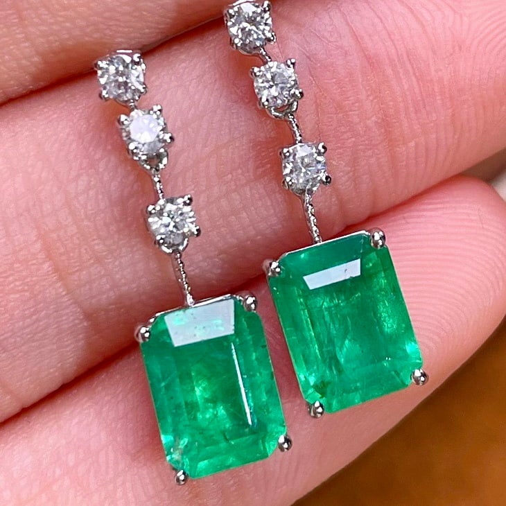 14k Gold 2.58 Ct Vivid Green Natural Emerald & Diamond Earrings: Ref:231106183 // gold content:14k gold // main gemstone:emerald // shape:octagonal // carat weight:2. 58ct // color:vivid green // treatment:natural // // adjacent gemstone 2 : diamond // number of