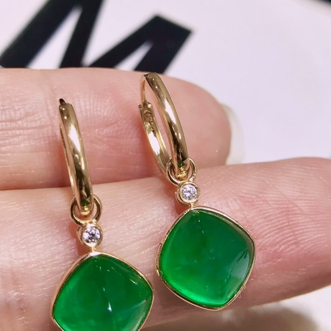 14k Gold 6 Ct Vivid Green Natural Emerald & Diamond Earrings: Ref:231106190 // gold content:14k gold // main gemstone:emerald // shape:sugar-loaf // carat weight:6ct // color:vivid green // treatment:natural // // adjacent gemstone 2 : diamond // number of
