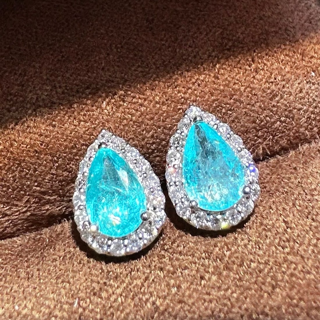 14k Gold 1.65 Ctw Natural Paraiba Tourmaline & Diamond Earrings: Ref:231106204 // gold content:14k gold // main gemstone:paraiba tourmaline // shape:pear // carat weight:1. 31ct // color:blue // treatment:natural // // adjacent gemstone 2 : diamond //