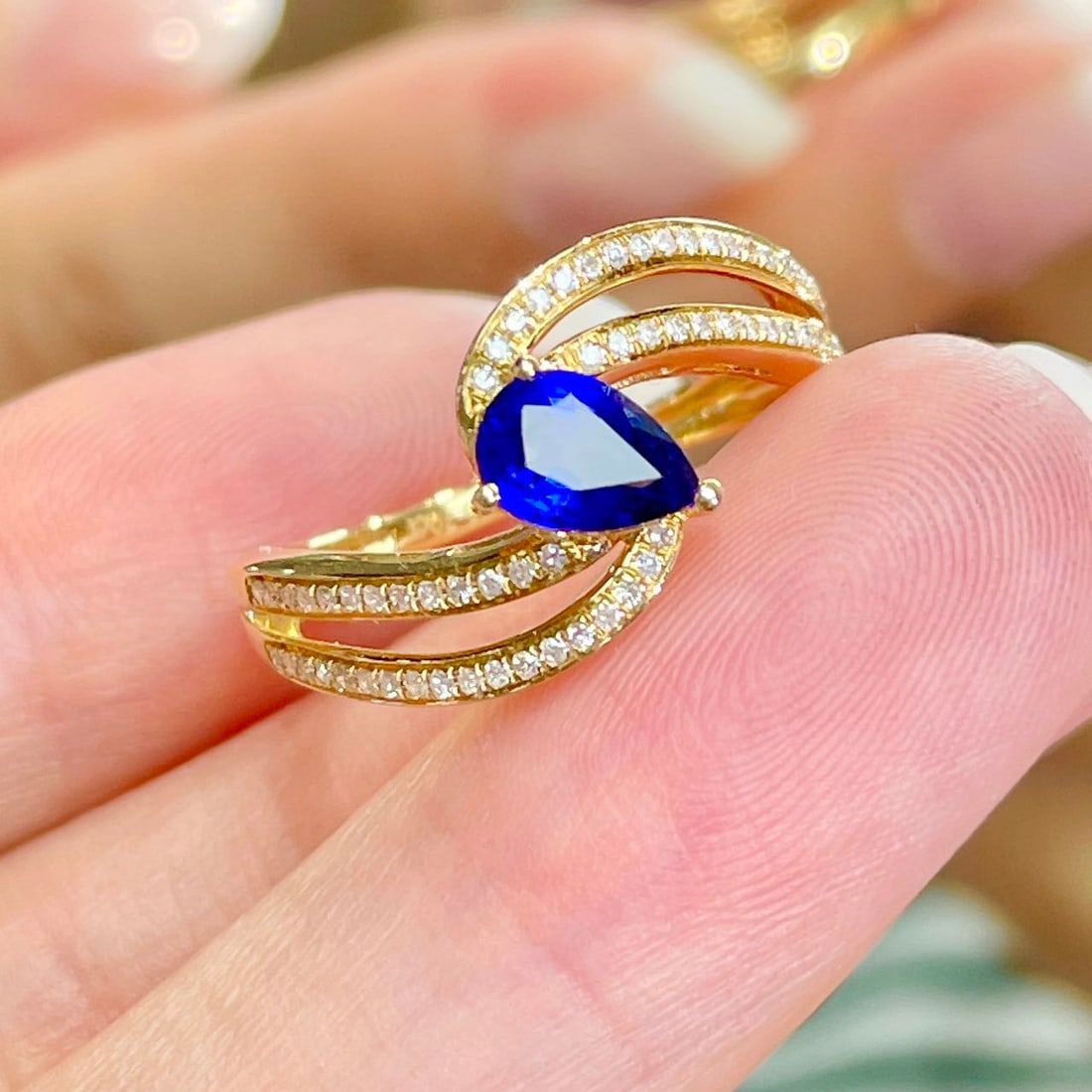 14k Gold 0.7 Ct Natural Sapphire & Diamond Ring: Ref:231106212 // gold content:14k gold // ring size:7. 25us // // main gemstone:sapphire // shape:pear // carat weight:0. 7ct // color:royal blue // treatment:natural // // adjacent gemstone 2 : diamo