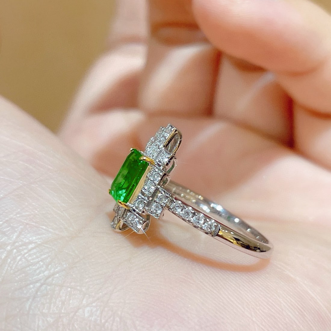 14k Gold 0.99 Ctw Vivid Green Natural Emerald & Diamond Ring - 4