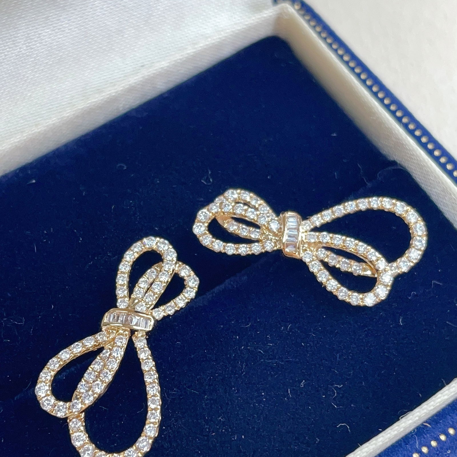 14k Gold 0.84 Ct Natural H Diamond Earrings: Ref:231106225 // gold content:14k gold // main gemstone:diamond // shape:multiple // carat weight:0. 84ct // clarity grade:vs-si // color:h // treatment:natural // Condition: New Low Estimate: 6600 H