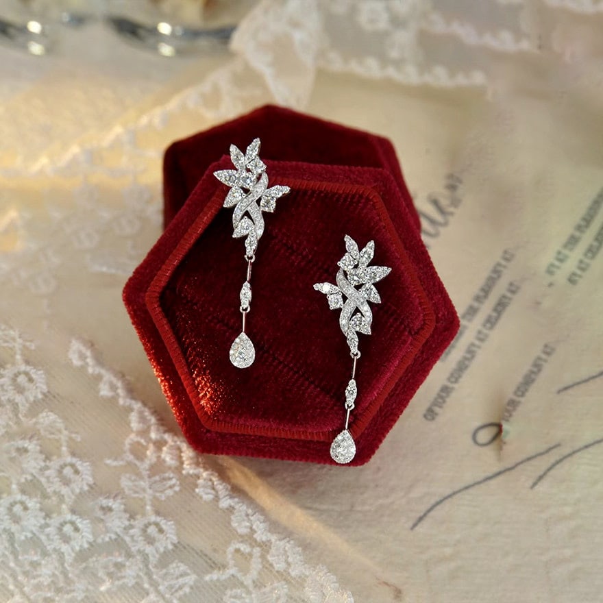 14k Gold 1.02 Ct Natural H Diamond Earrings: Ref:231106261 // gold content:14k gold // main gemstone:diamond // shape:round // carat weight:1. 02ct // clarity grade:vs-si // color:h // treatment:natural // cut grade:g // Low Estimate: