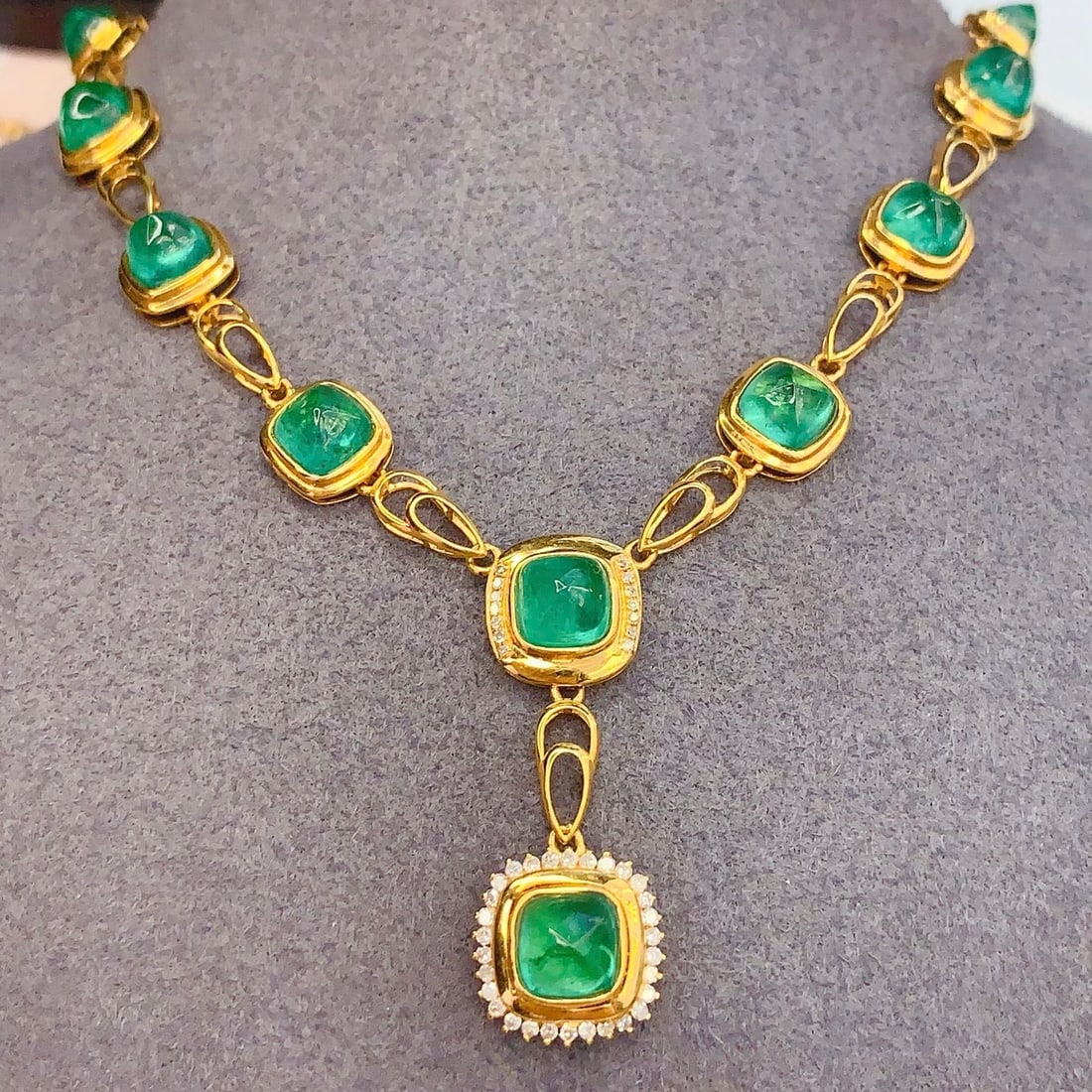14k Gold 12.26 Ct Natural Emerald & Diamond Necklace: Ref:231106265 // gold content:14k gold // main gemstone:emerald // shape:sugar-loaf // carat weight:12. 26ct // color:green // treatment:natural // // adjacent gemstone 2 : diamond // number of