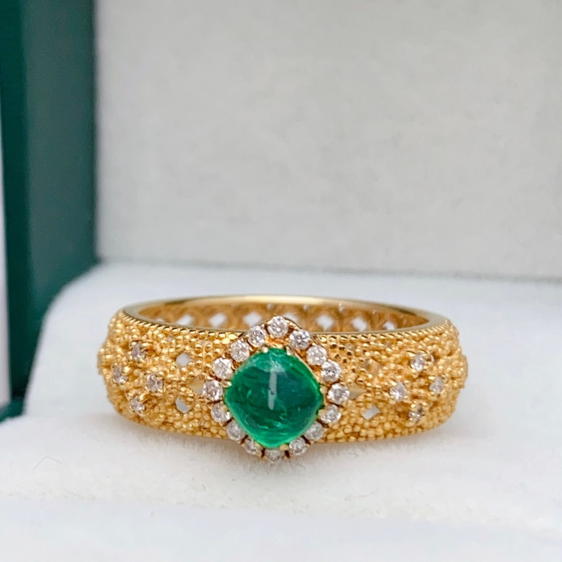 14k Gold 0.55 Ct Natural Emerald & Diamond Ring: Ref:231106270 // gold content:14k gold // ring size:7. 25us // // main gemstone:emerald // shape:sugar-loaf // carat weight:0. 55ct // color:green // treatment:natural // // adjacent gemstone 2 :