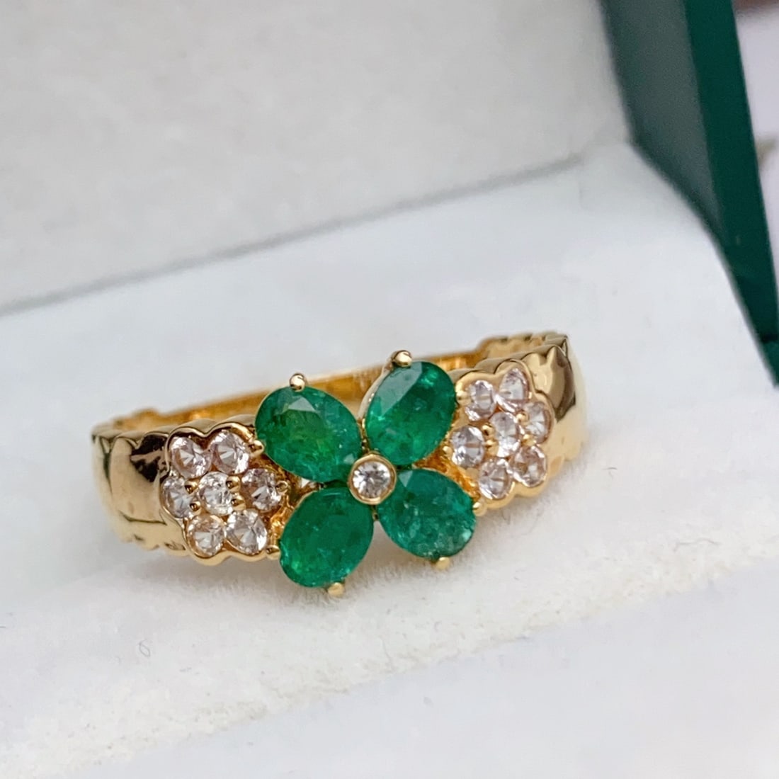 14k Gold 1.20 Ct Vivid Green Natural Emerald & Sapphire Ring: Ref:231106304 // gold content:14k gold // ring size:7. 25us // // main gemstone:emerald // shape:oval // carat weight:1. 20ct // color:vivid green // treatment:natural // // adjacent gemstone 2 :