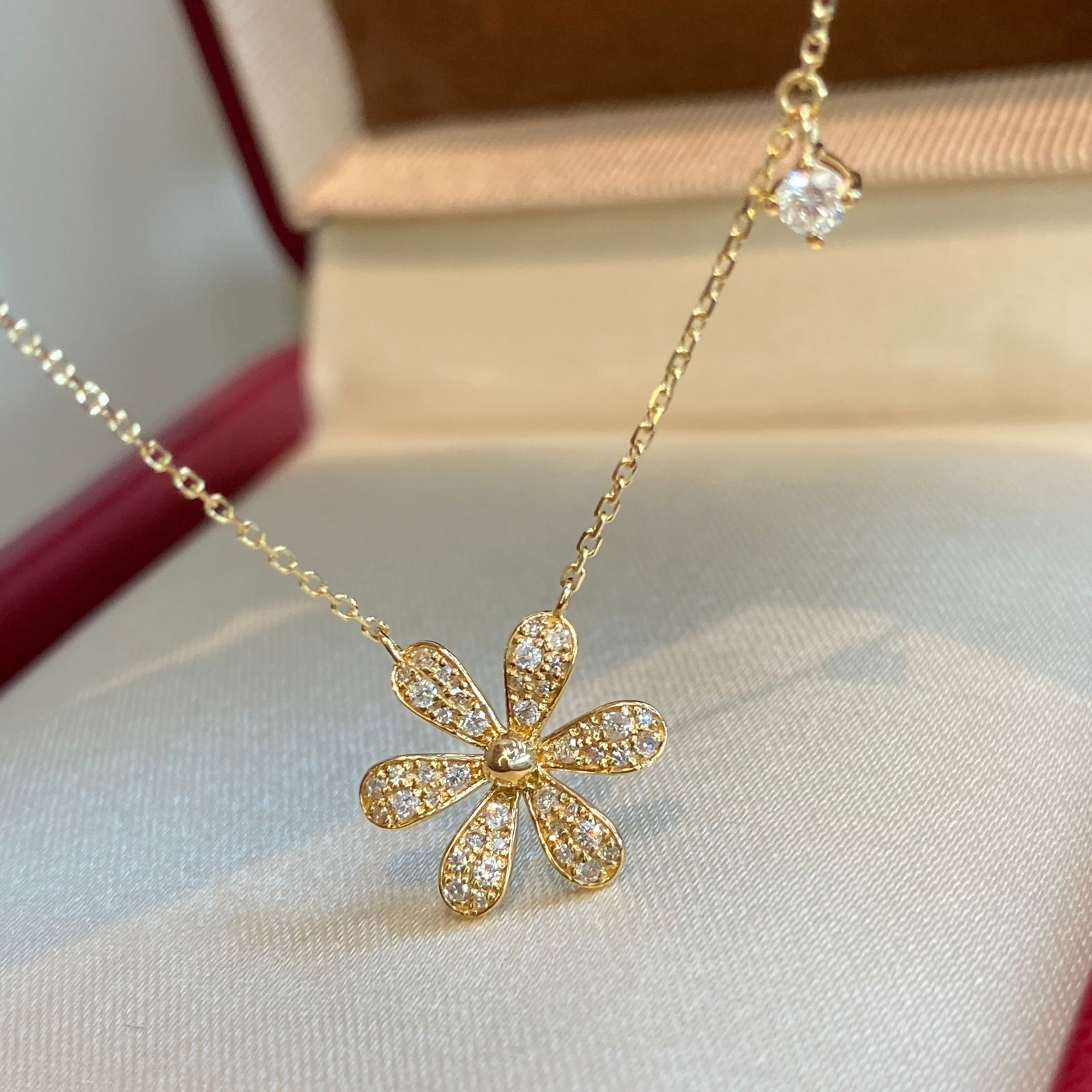 14k Gold 0.3 Ct Natural H Diamond & Flowers Necklace: Ref:231106328 // gold content:14k gold // main gemstone:diamond // shape:round // carat weight:0. 3ct // clarity grade:vs-si // color:h // treatment:natural // cut grade:g // Condition: NewHigh